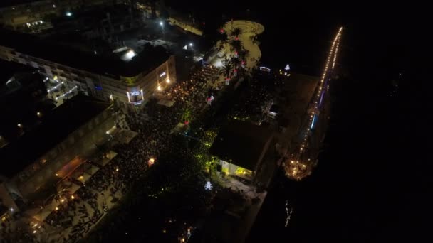 Nieuwjaarsviering op de Tivat dijk. — Stockvideo