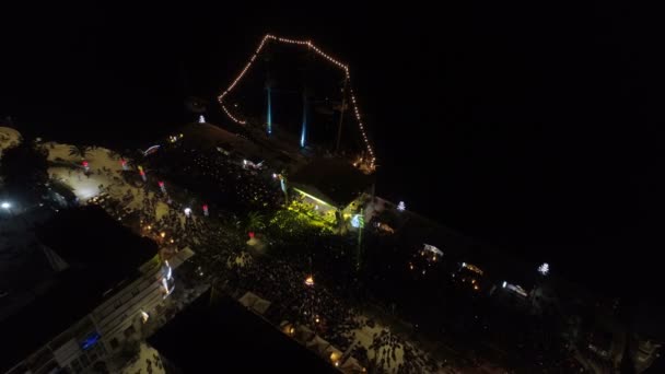 Obchody Nowego Roku na nabrzeżu Tivat. — Wideo stockowe