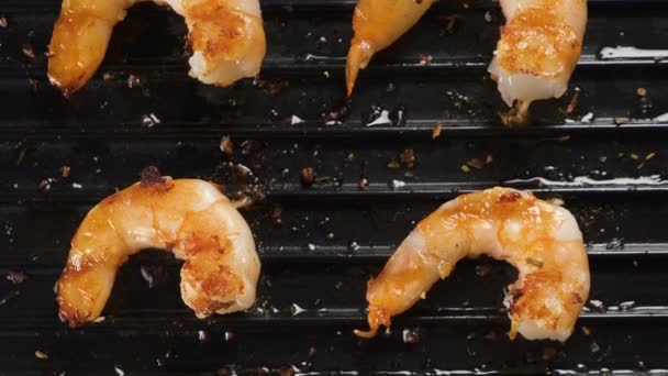 Shrimps grilled on an electric grill — Stock Video