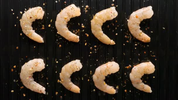 Shrimps grilled on an electric grill — Stock Video