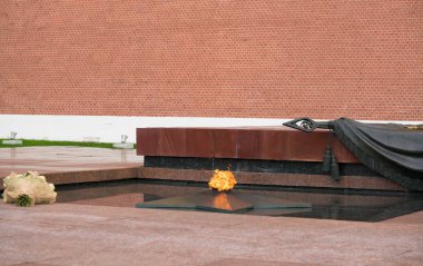 Moskova, Rusya - 20 Temmuz 2019: Ebedi Alev Yanıyor, Kremlin duvarında Zafer Anıtı, Alexander Garden