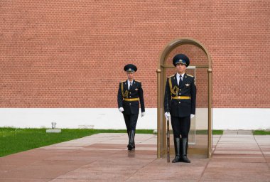 Moskova, Rusya - 20 Temmuz 2019: Alexanders Garden'da ebedi alevin yakınında nöbet değişimi