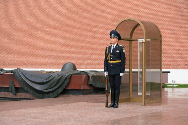 Moscou, Rússia - 20 de julho de 2019: Guarda na Chama Eterna no Jardim Alexanders — Fotografia de Stock