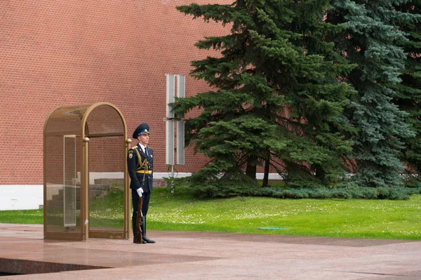 Moscou, Russie - 20 juillet 2019 : Garde à la flamme éternelle dans le jardin Alexanders — Photo