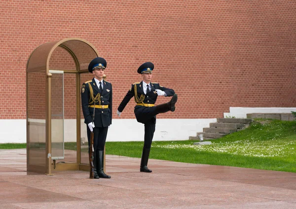 Moscou, Rússia - 20 de julho de 2019: Mudando de guardas no Alexanders Garden perto da chama eterna — Fotografia de Stock