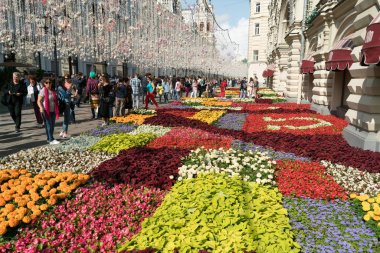 Moskova, Rusya - 20 Temmuz 2019: Festival sırasında Nikolskaya Caddesi 'nde yürüyen turist kalabalığı.