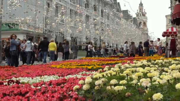 Moskva, Ryssland - 20 juli 2019: Massor av turister som vandrar på Nikolskaja gatan på sommaren under festivalen Blomstermarmelad. — Stockvideo