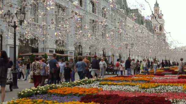 Moscou, Russie - 20 juillet 2019 : Une foule de touristes se promène dans la rue Nikolskaïa en été pendant le festival Flower jam . — Video