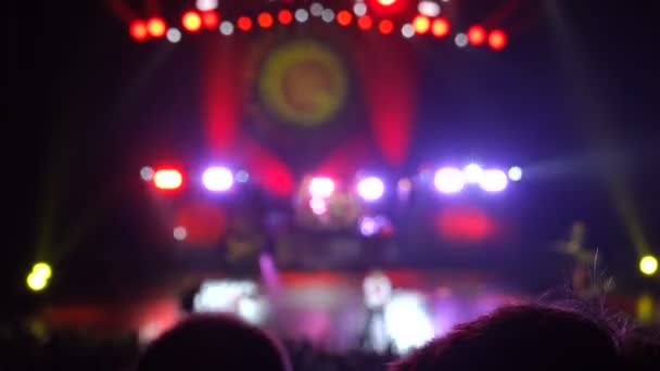 Освещение рок-концертов в тумане — стоковое видео