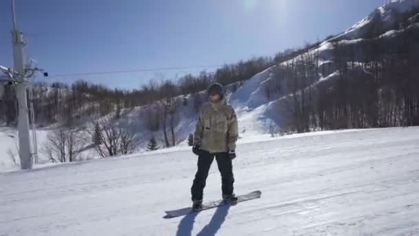 Snowboarder valt vastklampen aan de sneeuw — Stockvideo