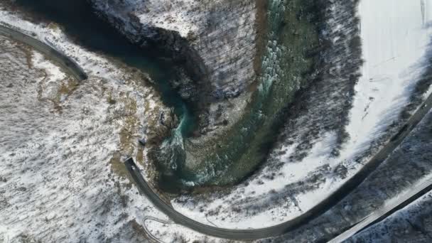 Volando sobre la montaña de invierno transparente río Moraca, Montenegro — Vídeos de Stock