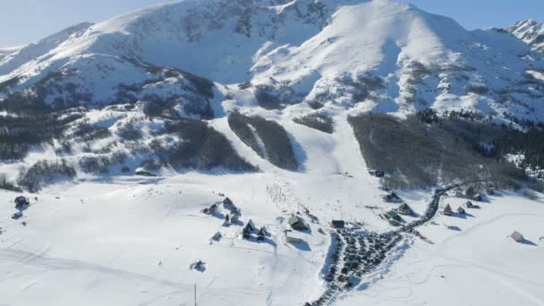 Zaśnieżone stoki ośrodka narciarskiego Savin Kuk w Czarnogóra — Wideo stockowe