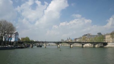 Paris 'teki ayak köprüsüne sanat köprüsü denir.