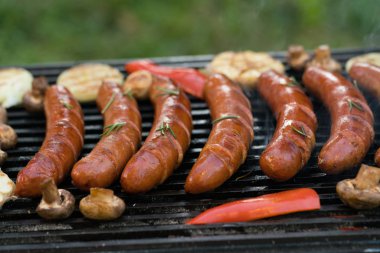 Izgarada sebzeli sosis.