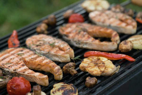 Steaks de saumon grillés aux légumes sur le gril — Photo