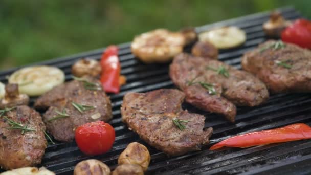 Steak de bœuf grillé sur le gril avec légumes close-up . — Video