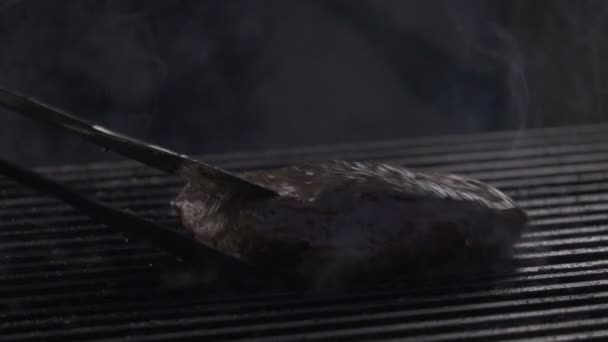 Sirloin prime zeldzame rosbief grillen rundvlees biefstuk. — Stockvideo