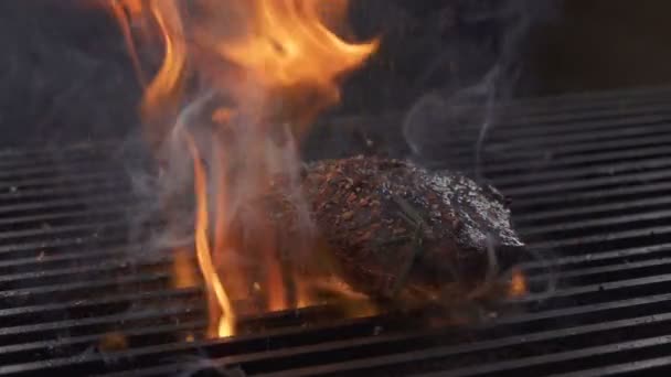 Sirloin prime rzadkie pieczeń grillowanie stek wołowy. — Wideo stockowe