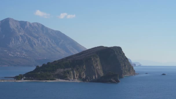 La isla de San Nicolás cerca de la ciudad de Budva en el mar Adriático . — Vídeo de stock