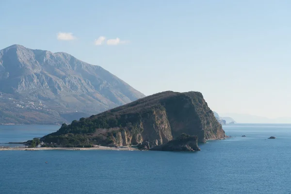 Остров Святого Николая возле города Будва на Адриатическом море . — стоковое фото