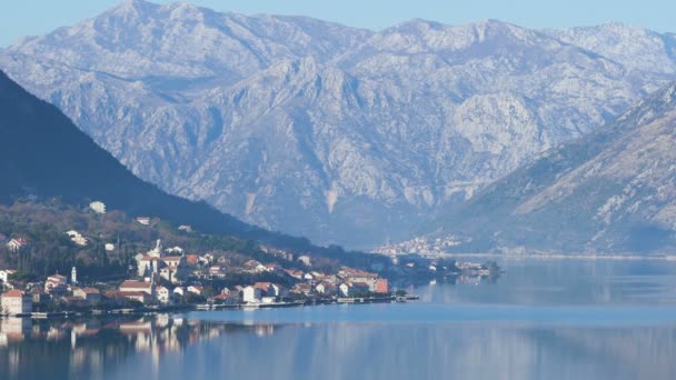 Pemandangan kota tepi laut Prcanj di musim dingin. Teluk Kotor, Montenegro . — Stok Video
