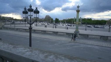 Akşam Paris 'teki Place de la Concorde' da yürüyün.