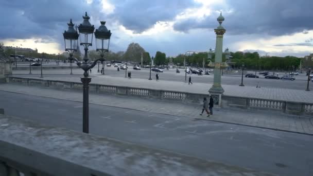 Akşam Paris 'teki Place de la Concorde' da yürüyün. — Stok video