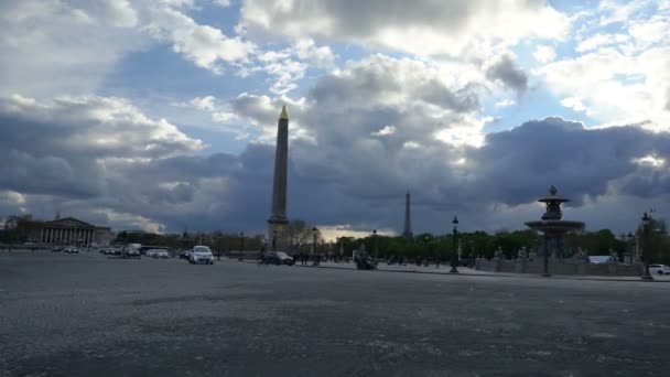 Paris, Frankreich - 3. April 2019: Spaziergang auf der Place de la concorde am Abend — Stockvideo