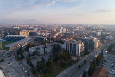 Gün batımında Podgorica şehrinin hava manzarası