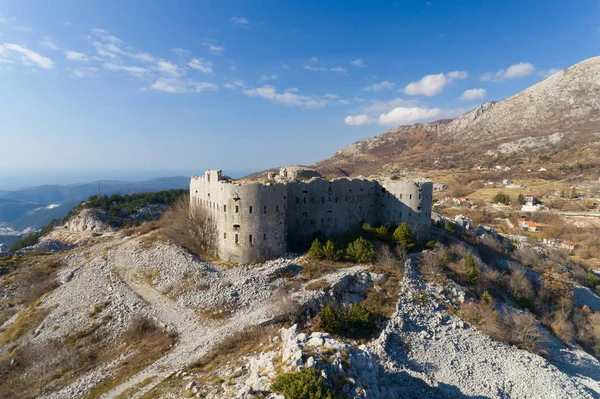 Vista aérea da Fortaleza de Kosmac localizada na estrada Budva-Cetinje, Montenegro . — Fotografia de Stock