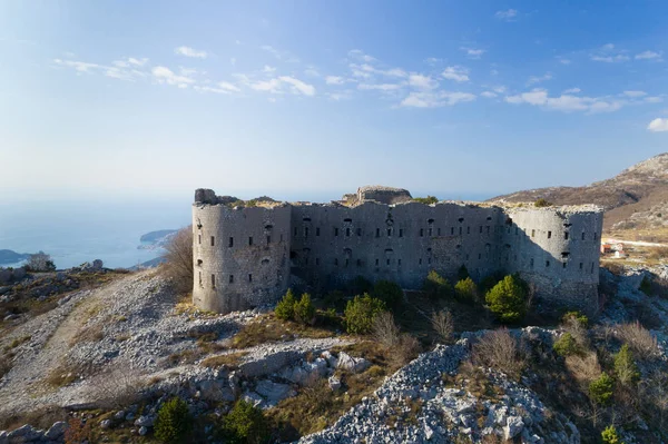 Vista aérea da Fortaleza de Kosmac localizada na estrada Budva-Cetinje, Montenegro . — Fotografia de Stock