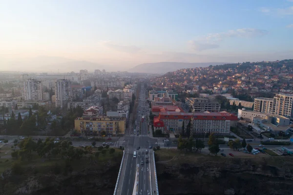 Vista aérea de la ciudad de Podgorica durante la puesta del sol — Foto de Stock