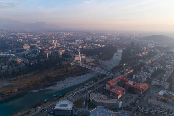 Podgorica 'daki Moraca nehri üzerindeki Millennium köprüsünün havadan görünüşü — Stok fotoğraf