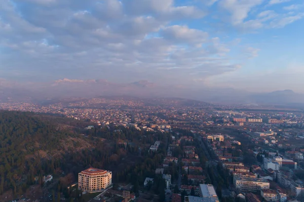 Gün batımında Podgorica şehrinin hava manzarası — Stok fotoğraf