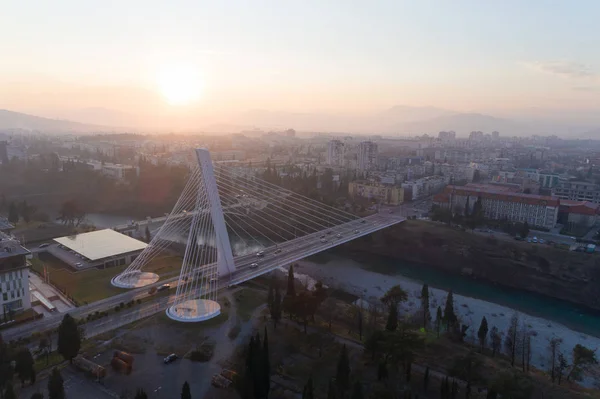 Podgorica 'daki Moraca nehri üzerindeki Millennium köprüsünün havadan görünüşü — Stok fotoğraf