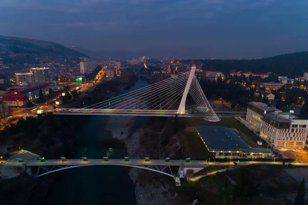 Podgorica 'daki Moraca nehri üzerindeki Millennium köprüsünün havadan görünüşü — Stok fotoğraf