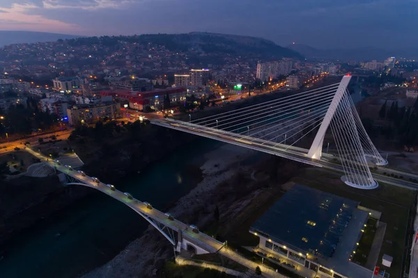 Podgorica 'daki Moraca nehri üzerindeki Millennium köprüsünün havadan görünüşü — Stok fotoğraf