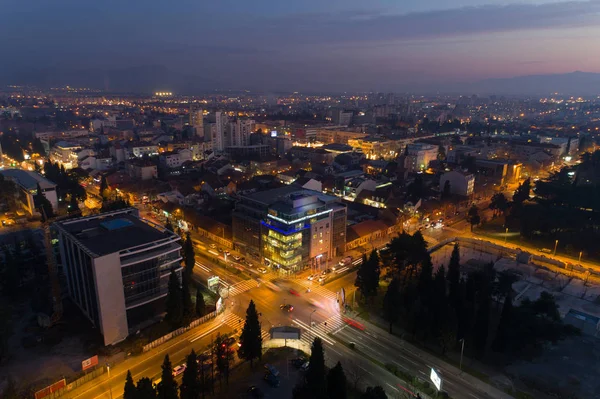 Podgorica şehrinin günbatımından sonraki hava manzarası — Stok fotoğraf