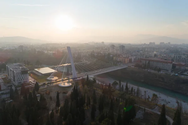 Podgorica 'daki Moraca nehri üzerindeki Millennium köprüsünün havadan görünüşü — Stok fotoğraf