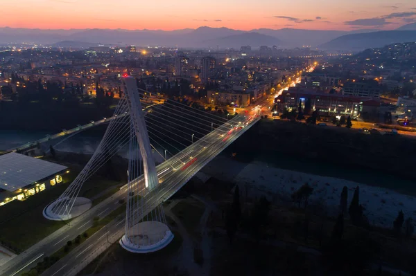 Podgorica 'daki Moraca nehri üzerindeki Millennium köprüsünün havadan görünüşü — Stok fotoğraf