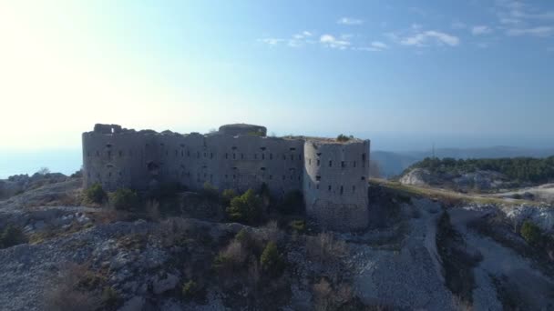 Vista aérea de la fortaleza de Kosmac situada en la carretera Budva-Cetinje . — Vídeos de Stock