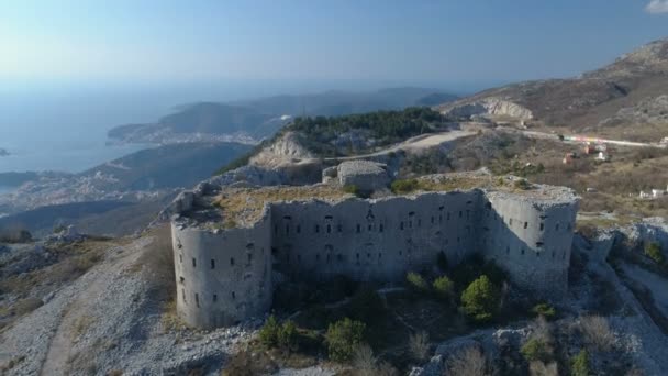Вид с воздуха на крепость Космац, расположенную на дороге Будва-Цетине . — стоковое видео