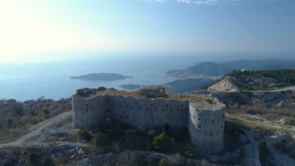 Vue aérienne de la forteresse de Kosmac située sur la route Budva-Cetinje . — Video