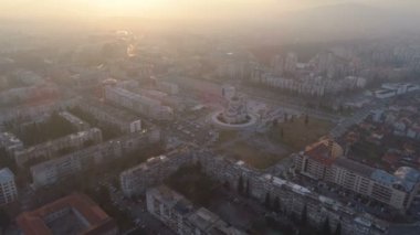 Gün batımında Podgorica şehrinin hava manzarası