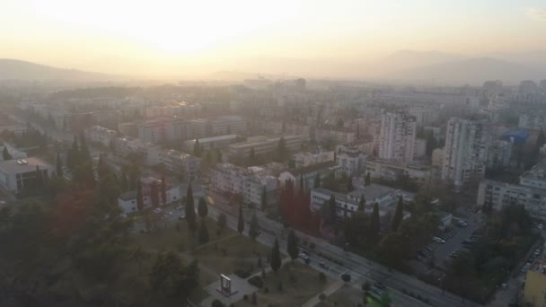 Vista aérea de la ciudad de Podgorica durante la puesta del sol — Vídeo de stock