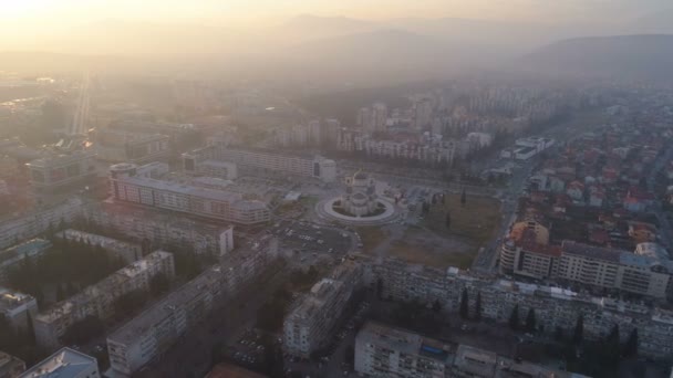 Vista aérea de la ciudad de Podgorica durante la puesta del sol — Vídeo de stock