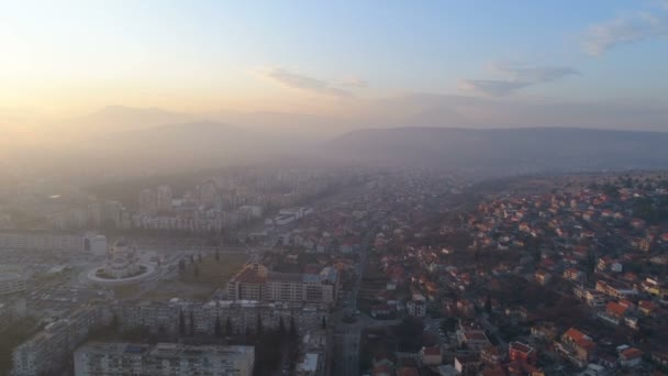 Vue aérienne de la ville de Podgorica au coucher du soleil — Video