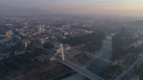 Vista aérea da ponte do milênio sobre o rio Moraca em Podgorica — Vídeo de Stock