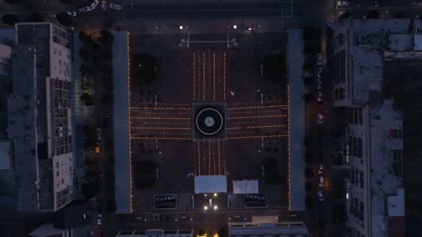 Installation de lumière de Noël sur la place de l'Indépendance à Podgorica — Video