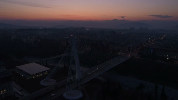 ポドゴリツァのモラカ川にかかるミレニアム橋の空中ビュー — ストック動画